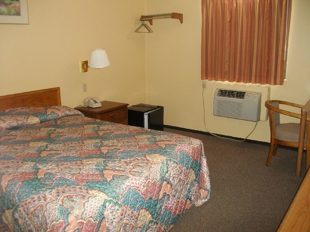Budgetel Inn & Suites Fort Scott Buitenkant foto