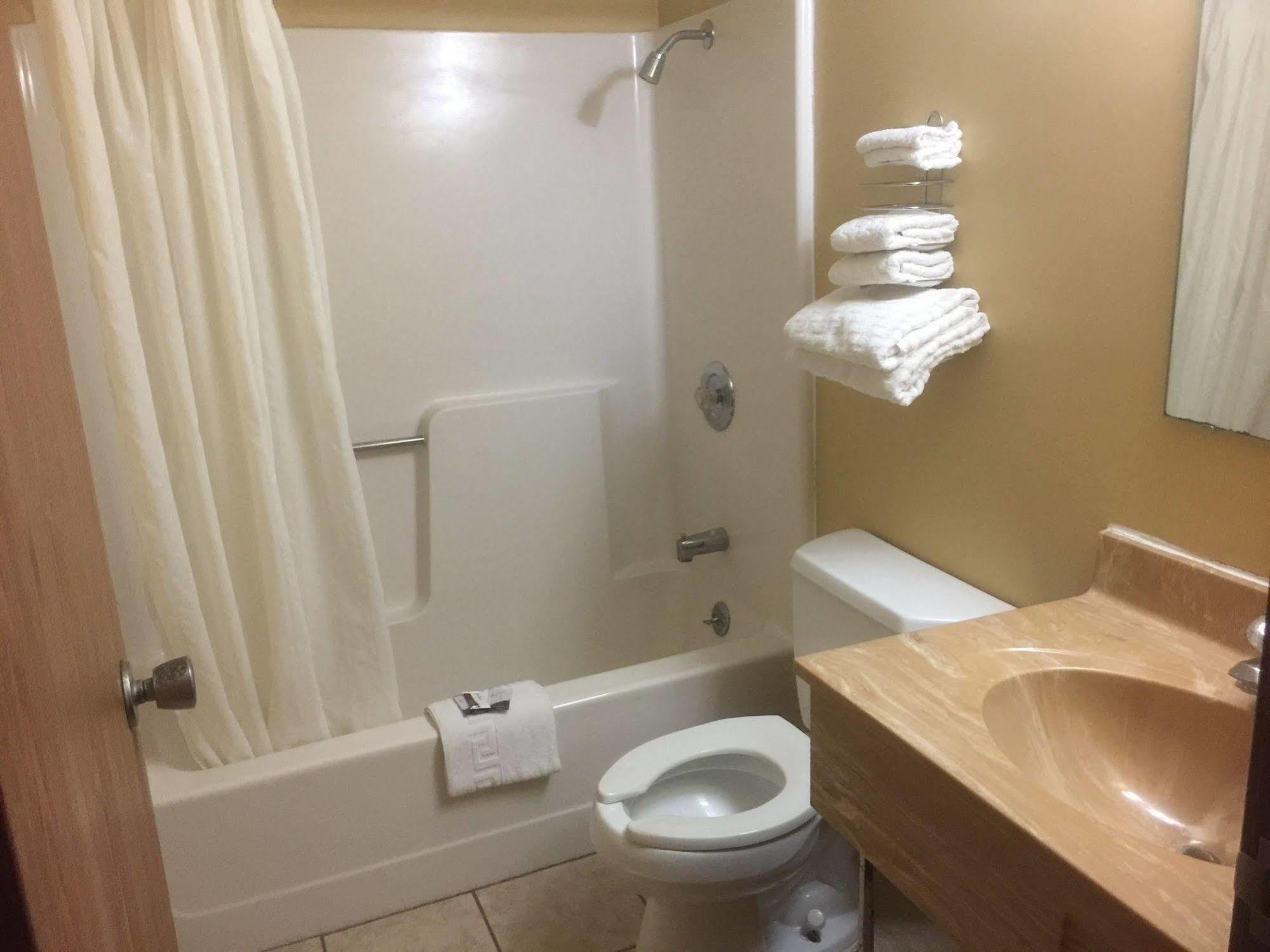 Budgetel Inn & Suites Fort Scott Buitenkant foto